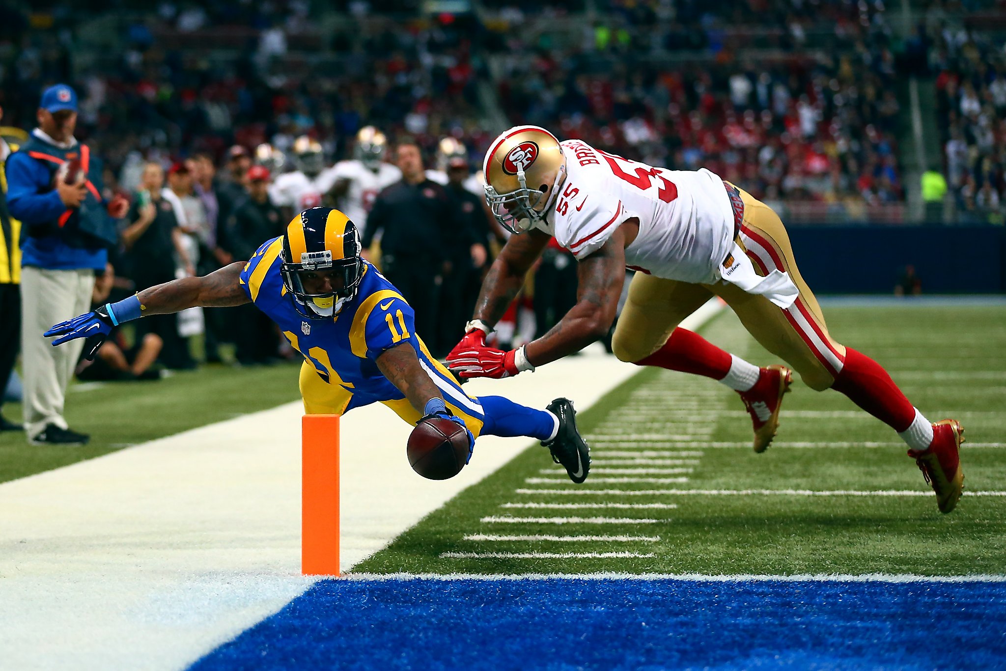 Kaepernick leads 49ers romp over Rams