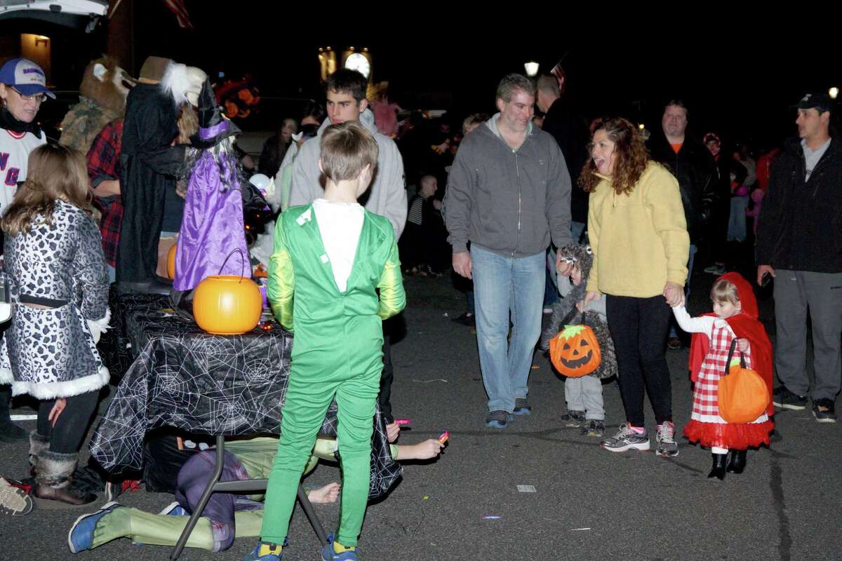 Zombie flash mob spooks New Milford trunkortreat event