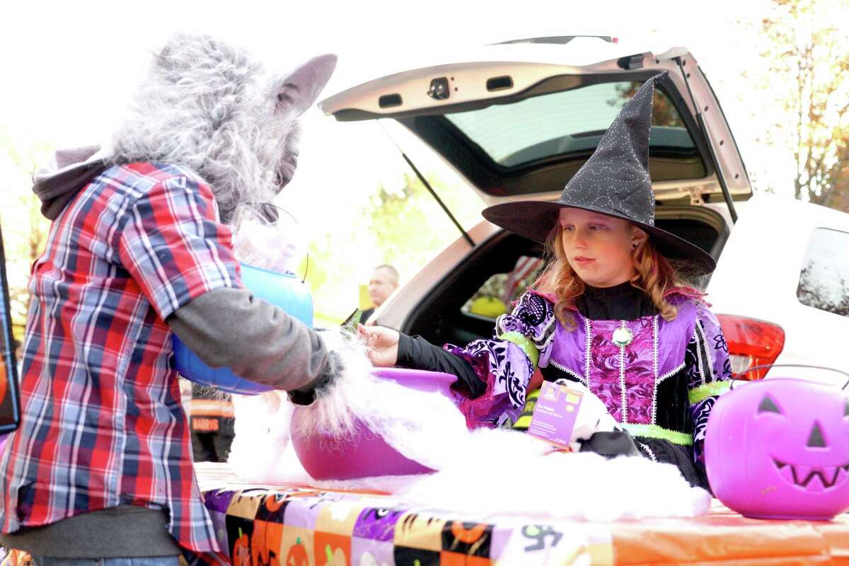Zombie flash mob spooks New Milford trunkortreat event