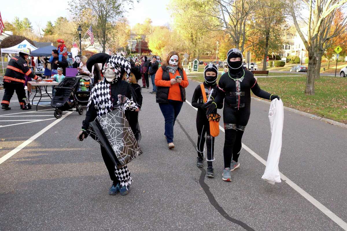 Zombie flash mob spooks New Milford trunkortreat event