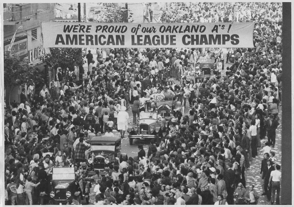 奥克兰运动家队在奥克兰市中心举行的世界职业棒球大赛胜利游行。从照片背面看，斯蒂芬妮·梅斯拍这张照片的时候是个自由职业者。1973年2月20日正式聘用。照片拍摄于1972年10月23日。
