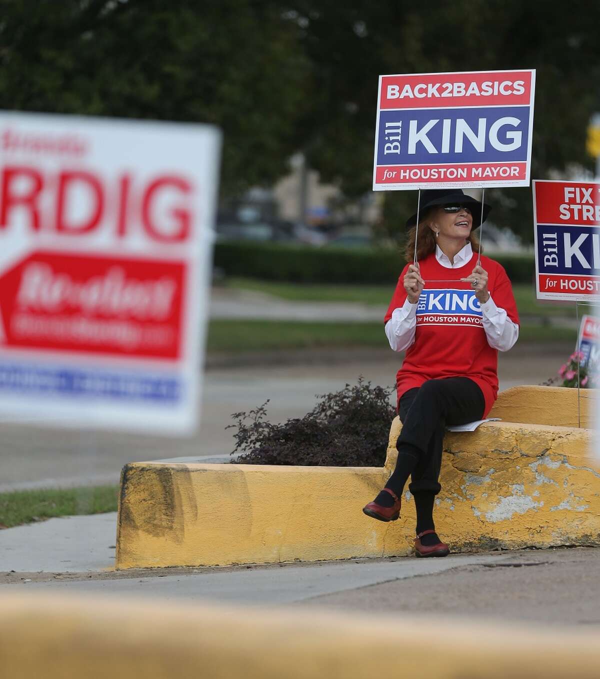 Carol Hunton se sienta afuera del Centro de Trini Mendenhall con un cartel apoyando el candidato al alcaldía de Houston Bill King el martes 3 de noviembre.