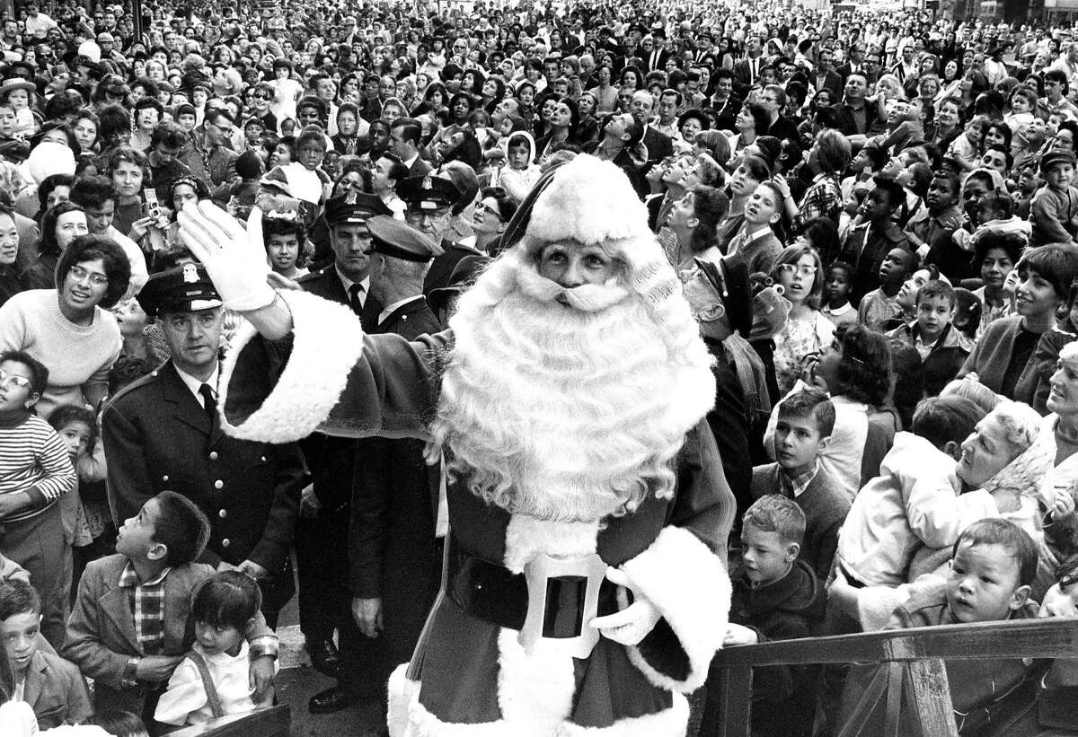 商场圣诞老人带领他的追随者在市场街。1964年11月7日。