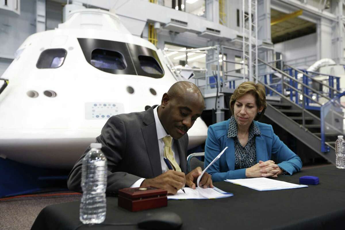 Houston Airport System Lance Lyttle and NASA's Johnson Space Center Dr. Ellen Ochoa sign a Spaceport agreement Wednesday, Nov. 4, 2015, at JSC in Houston. ( Steve Gonzales / Houston Chronicle )