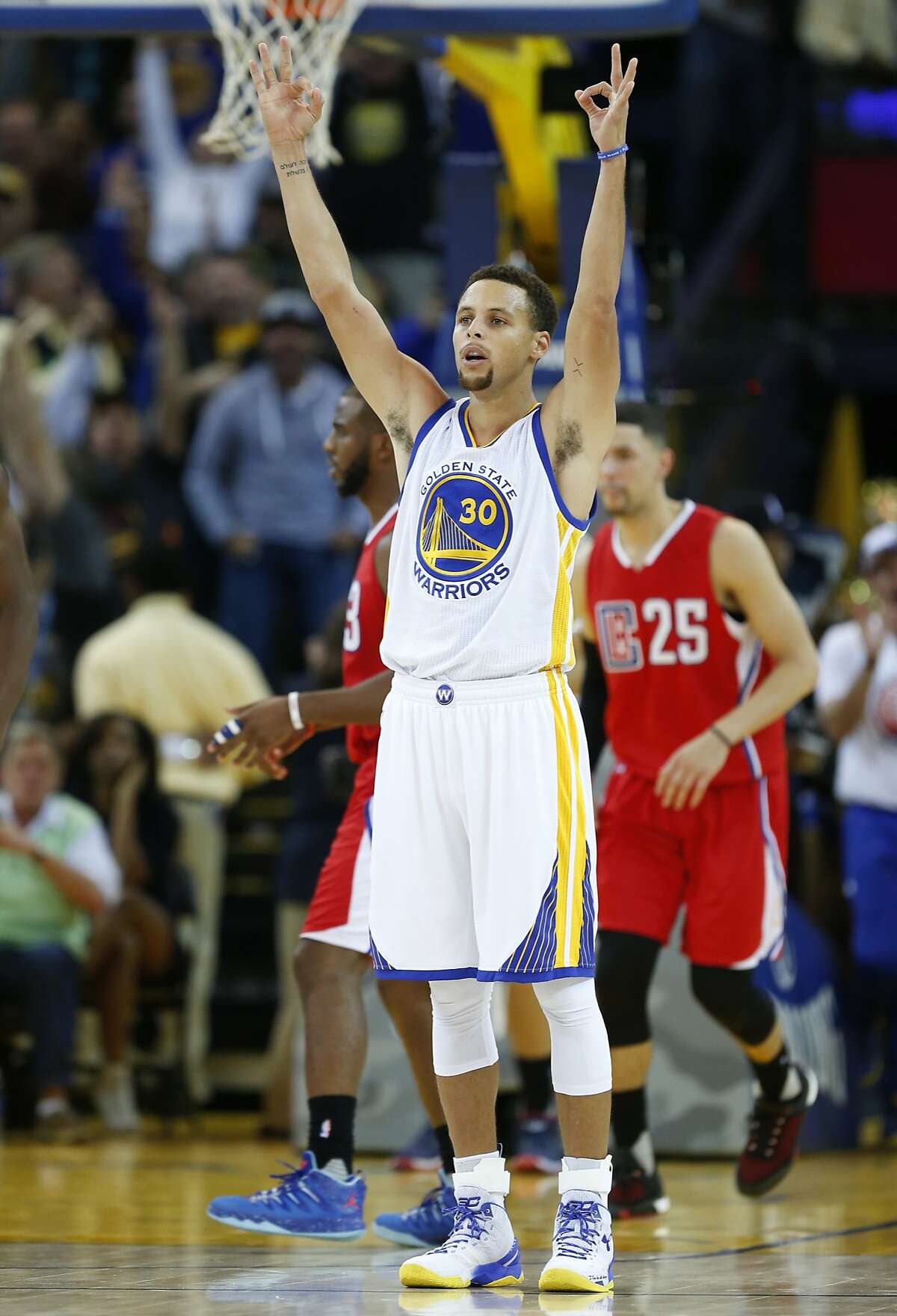 Warriors survive 1st tough test, beat Clippers 112-108