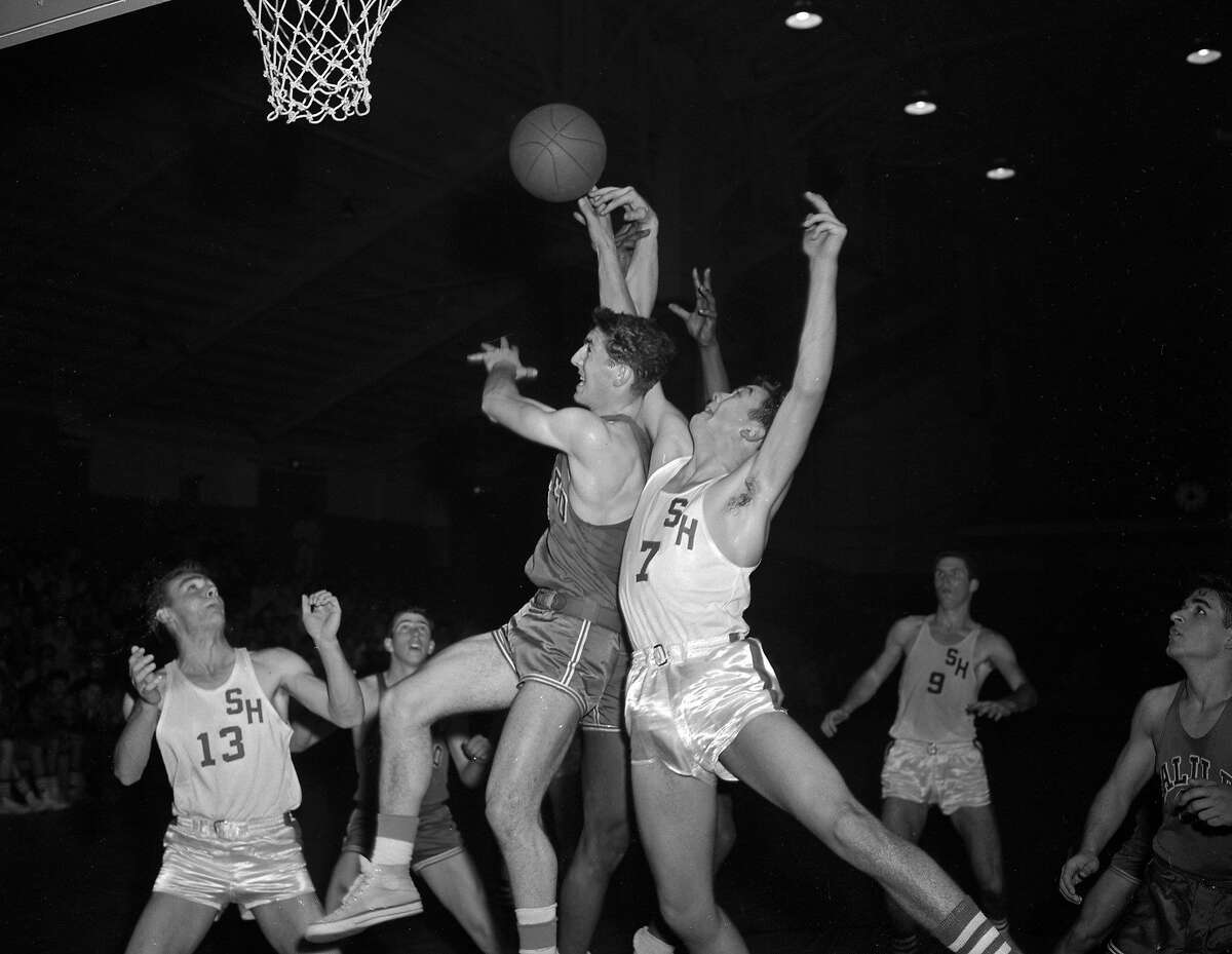 旧金山高中篮球这场比赛的预备队是圣心对伽利略高中。照片拍摄于1958年1月15日
