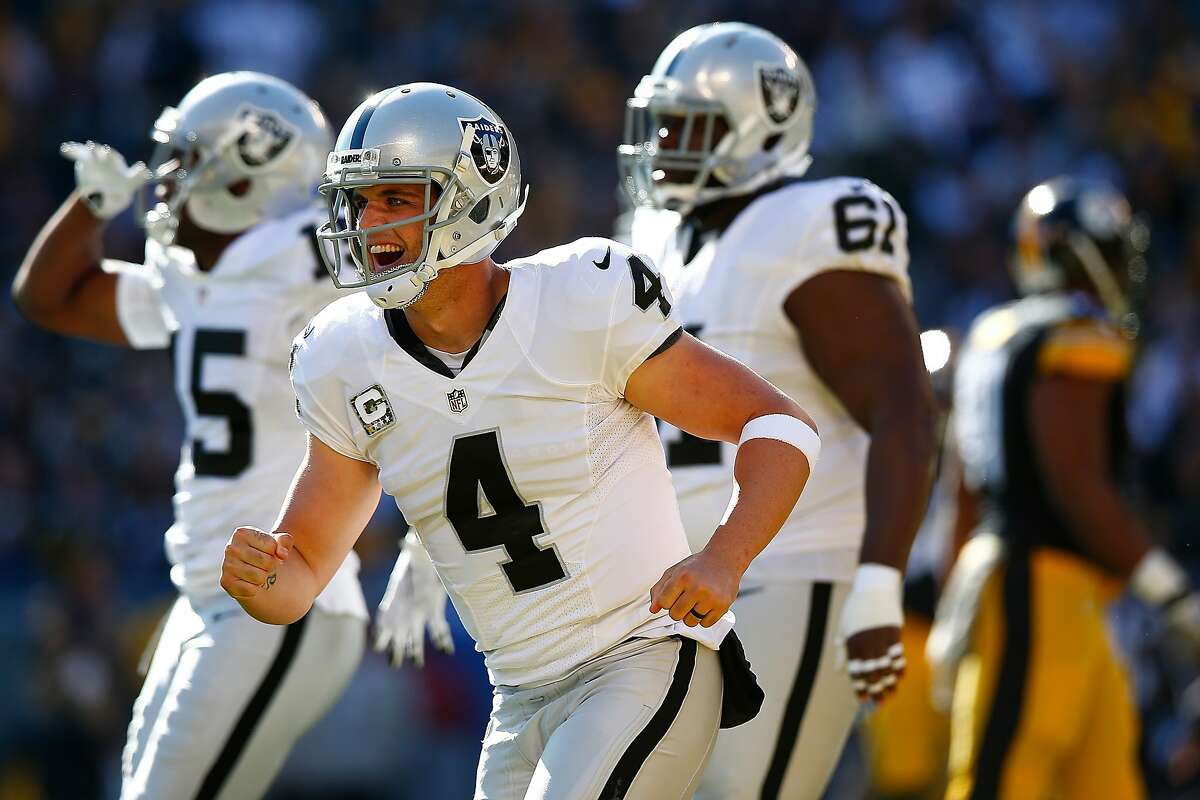 Oakland Raiders quarterback Rich Gannon (left) and running back