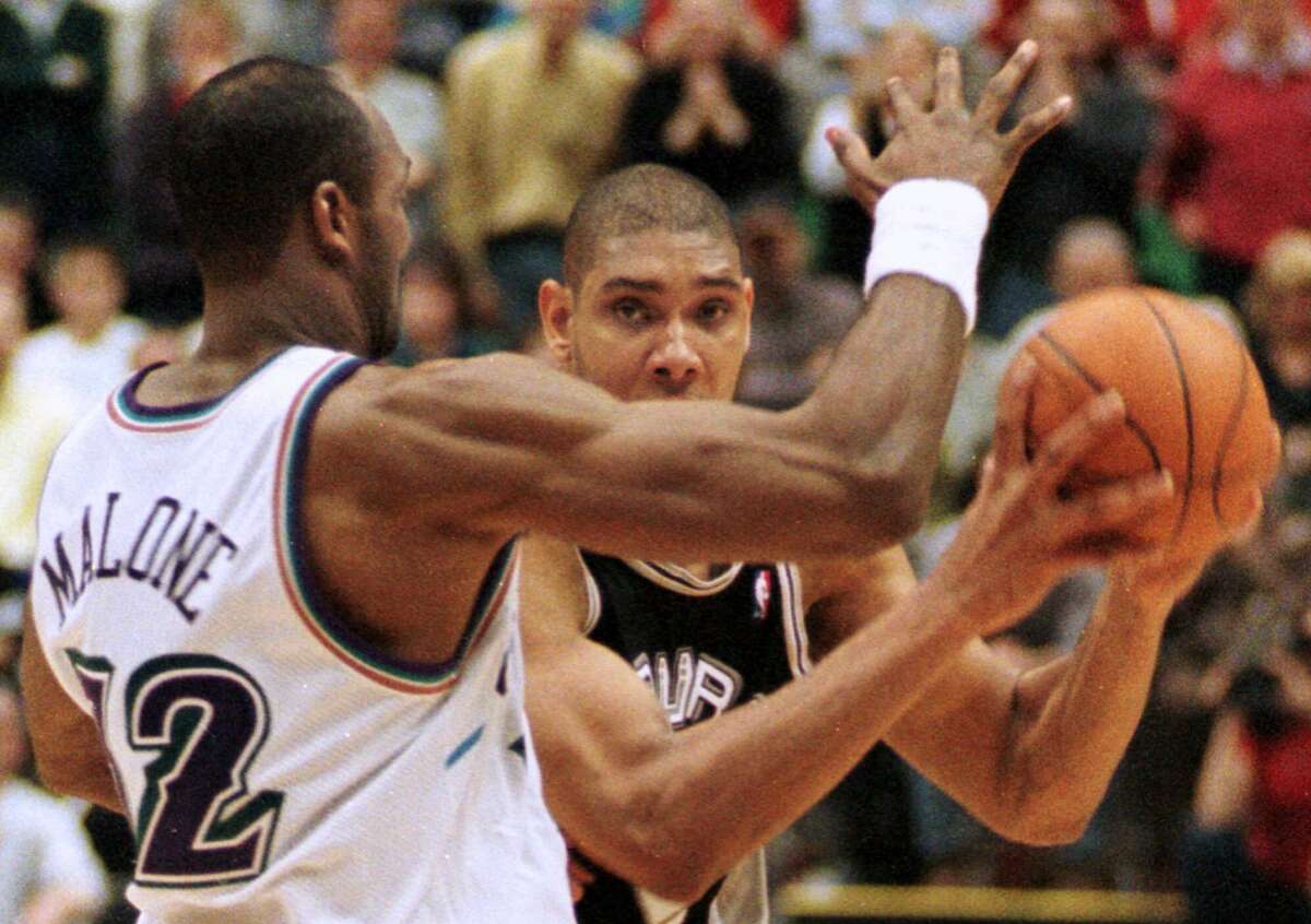 May 27, 2004; Los Angeles, CA, USA; KARL MALONE can't stop KEVIN