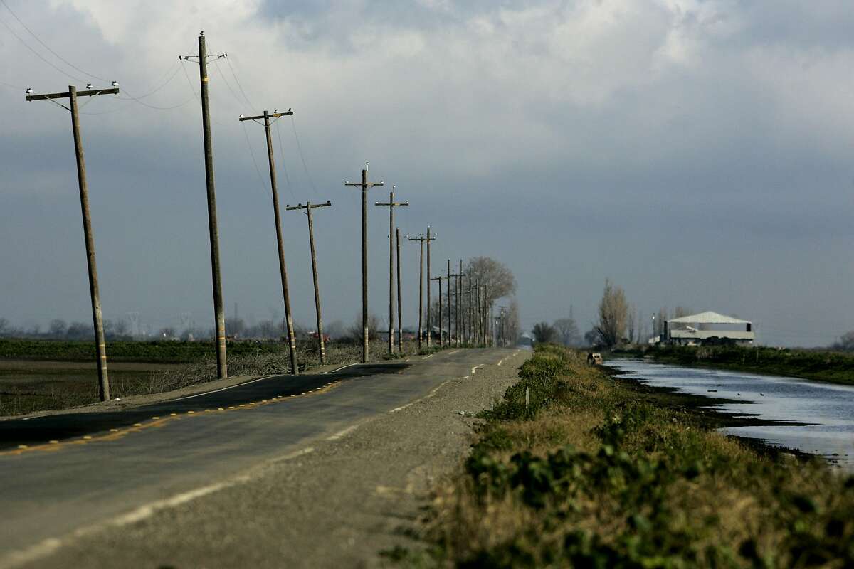 The levee road on Bacon Island after the delta waters of the adjacent Jones Tract burst through a 400 foot stretch of the levee in 2005 Chronicle Photo by Kat Wade