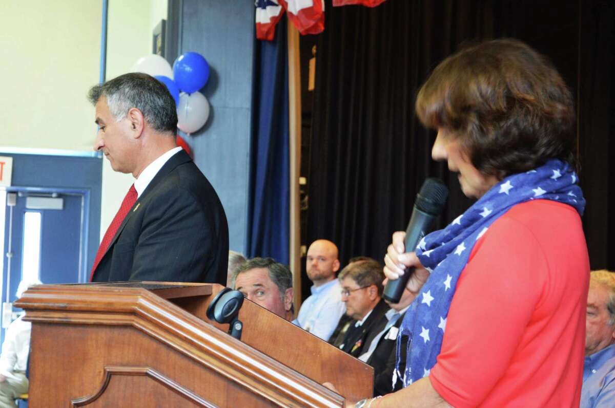 Hindley students salute veterans