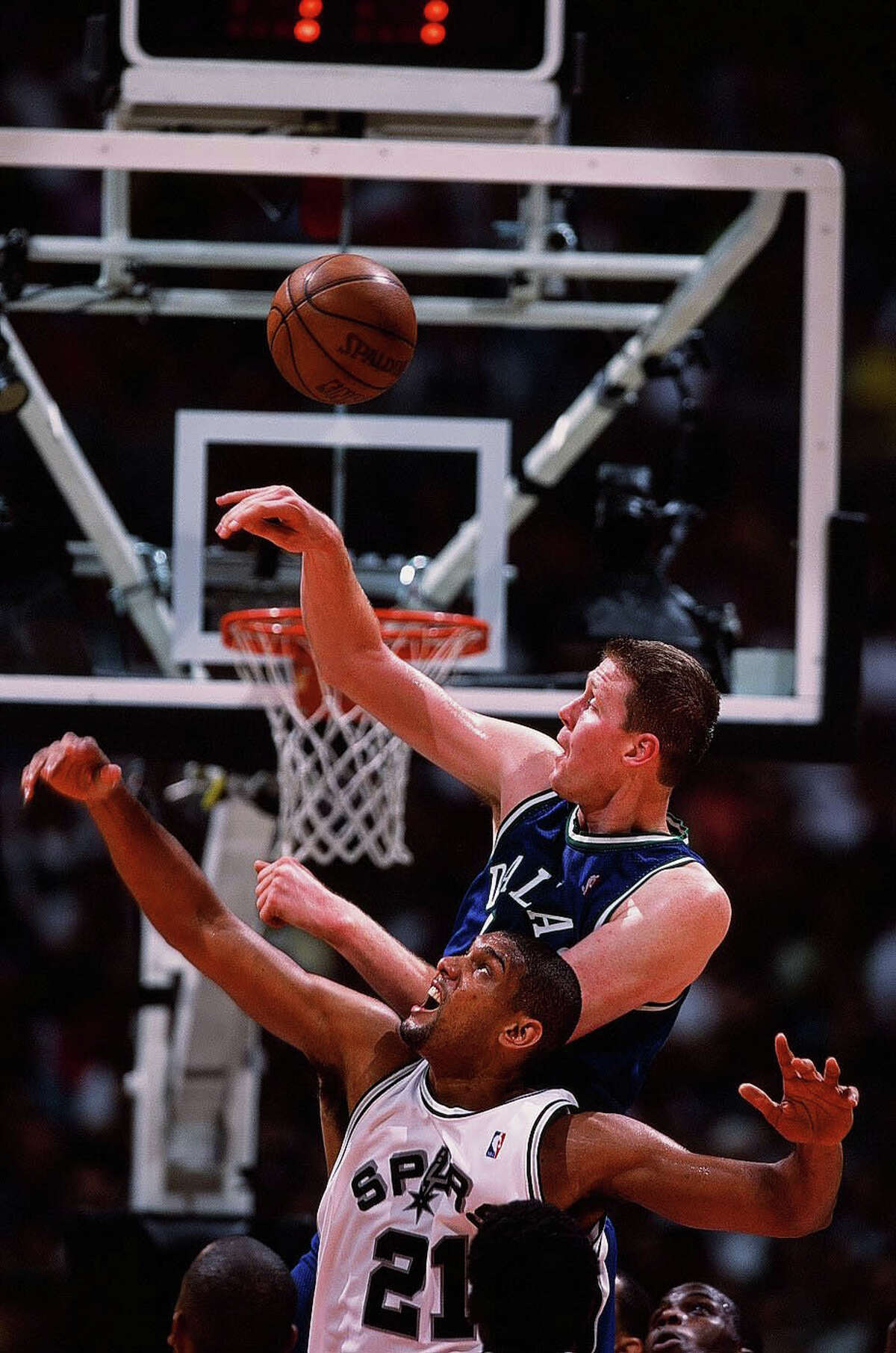 The Nbas Tallest Giant Shawn Graysons Stature Dominates The Court - tfkkojf