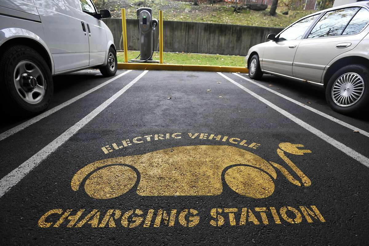 For future electric cars, a faster way to charge