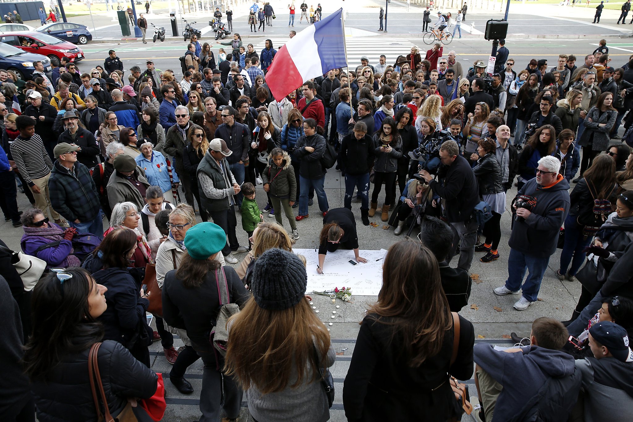 Paris attack victims mourned at S.F. City Hall gathering - SFChronicle.com