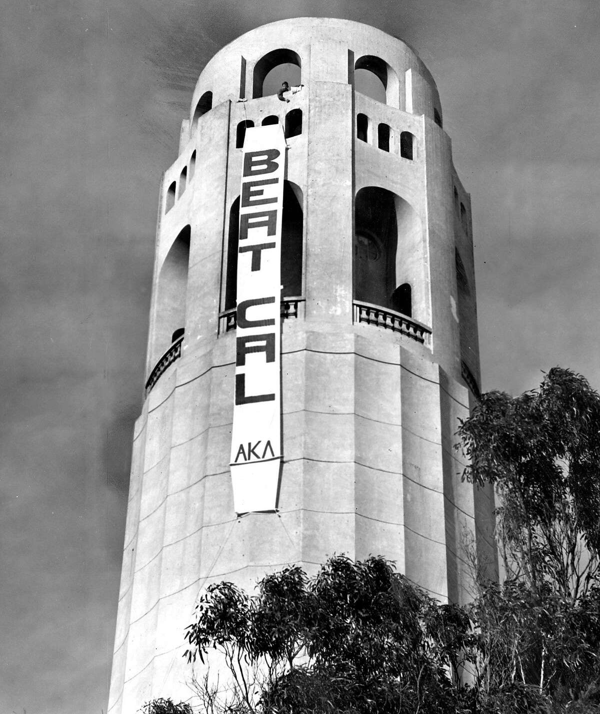 1963年11月17日(斯坦福28，加州17):斯坦福球迷在科伊特塔悬挂“击败加州”的标志。