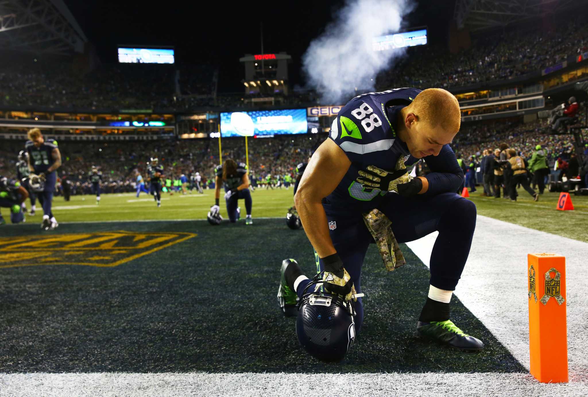 Seahawks fan creates Super Bowl ring for the 12s