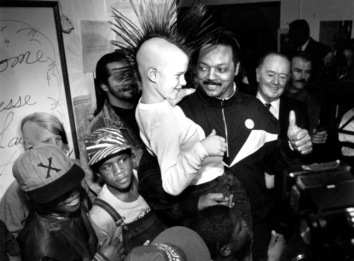 杰西·杰克逊访问海特阿什伯里的一个避难所，1992年。特拉维斯·文森在莫霍克。