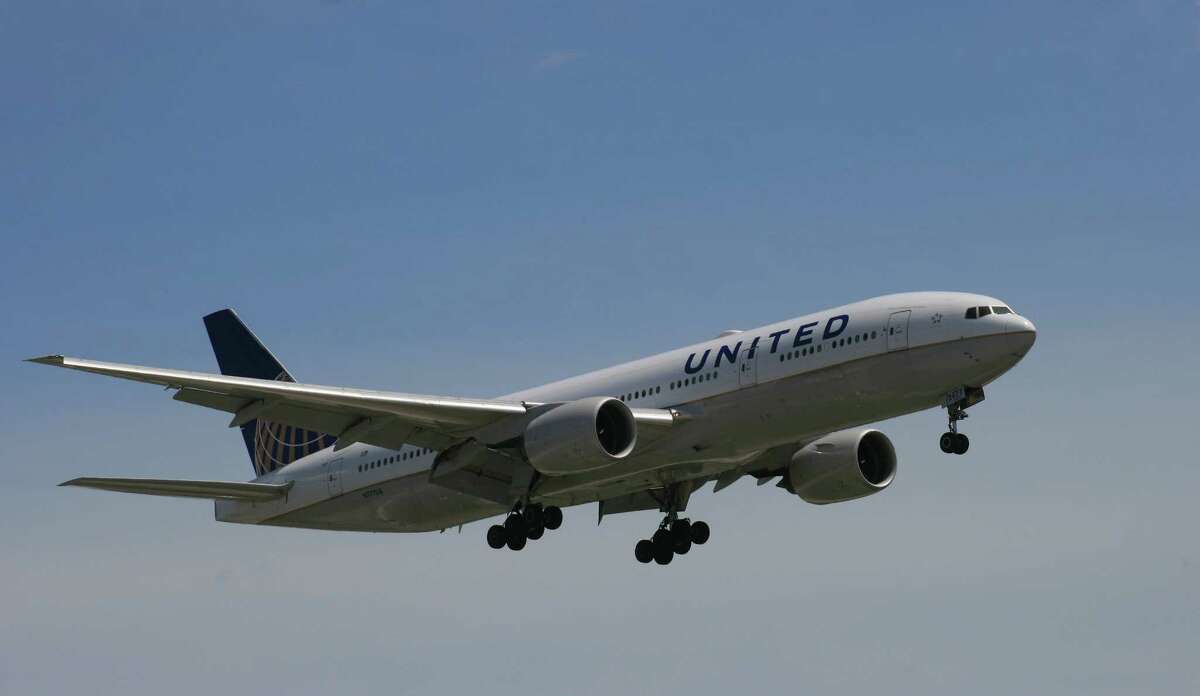 A United Airlines Boeing 777 approaches Chicago's O'Hare International Airport in June 2015.