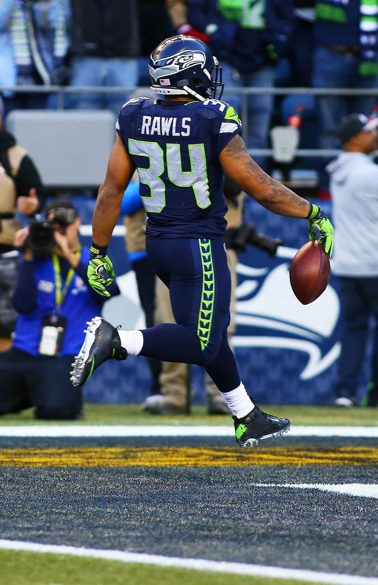 Rawls runs for 209 yards as Seahawks beat 49ers 29-13