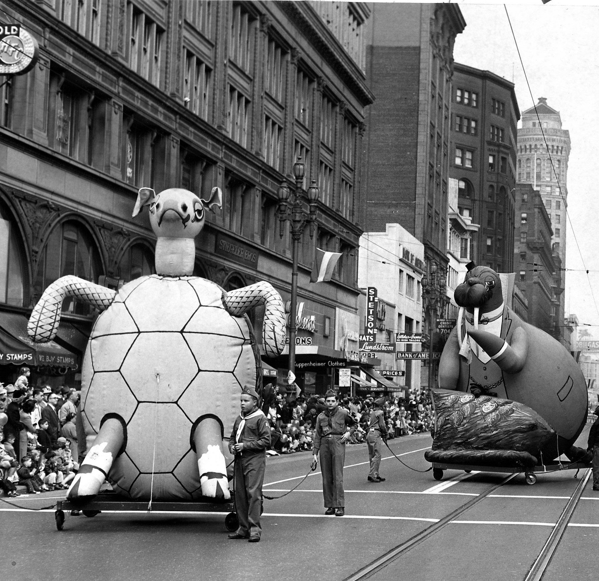 A float of a walrus and turtle during the 1953 San Francisco Chronicle Thanksgiving Balloon Parade.