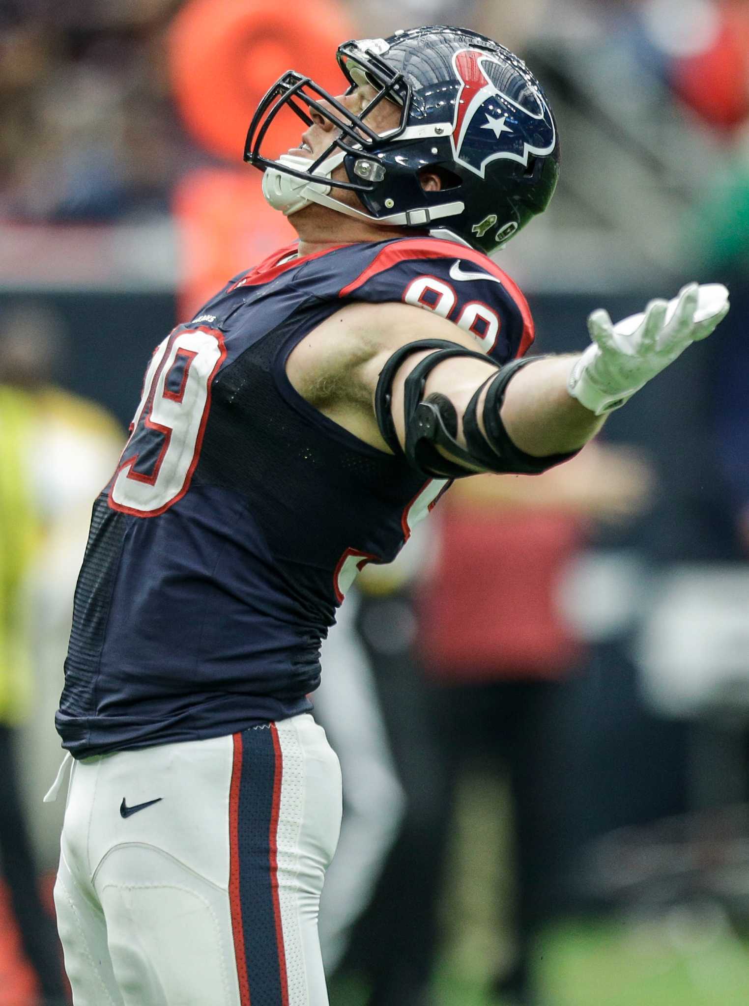 Texans' J.J. Watt, brothers emphasize need to hydrate