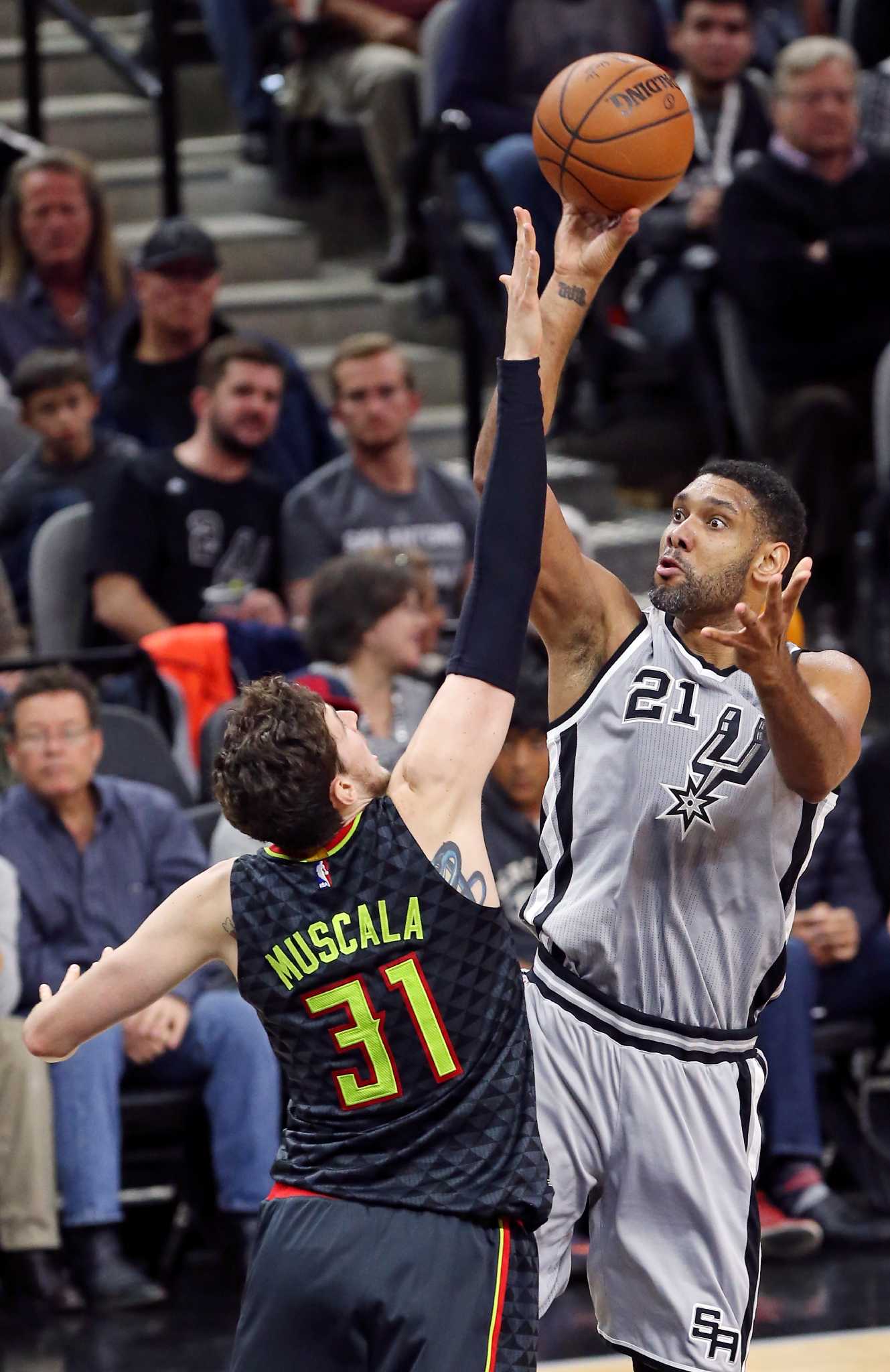 Duncan does dirty work as Spurs hammer Hawks