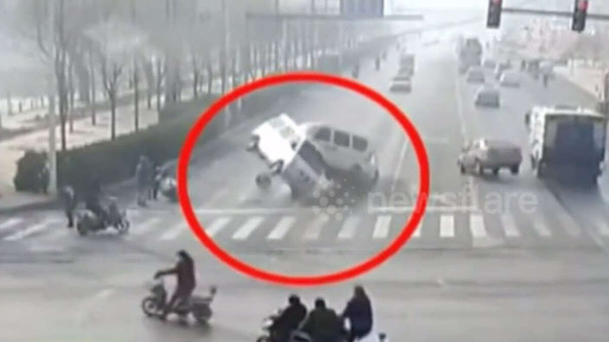 The Internet has spread a video from Xingtai, China of a road accident in which half of vehicles appear to levitate at an intersection.