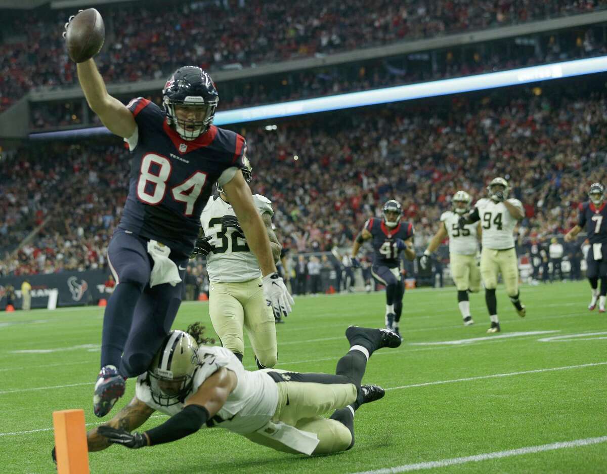 Tight end Ryan Griffin (84) clips the pylon past a lunging Saints linebacker Hau'oli Kikaha in the first quarter for the Texans' first touchdown.﻿