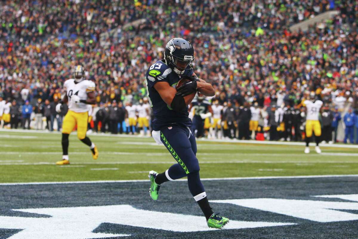 Seattles Doug Baldwin catches a touchdown pass in the second quarter of the Seahawks game against Pittsburg, Sunday, Nov. 29, 2015 at CenturyLink Field.