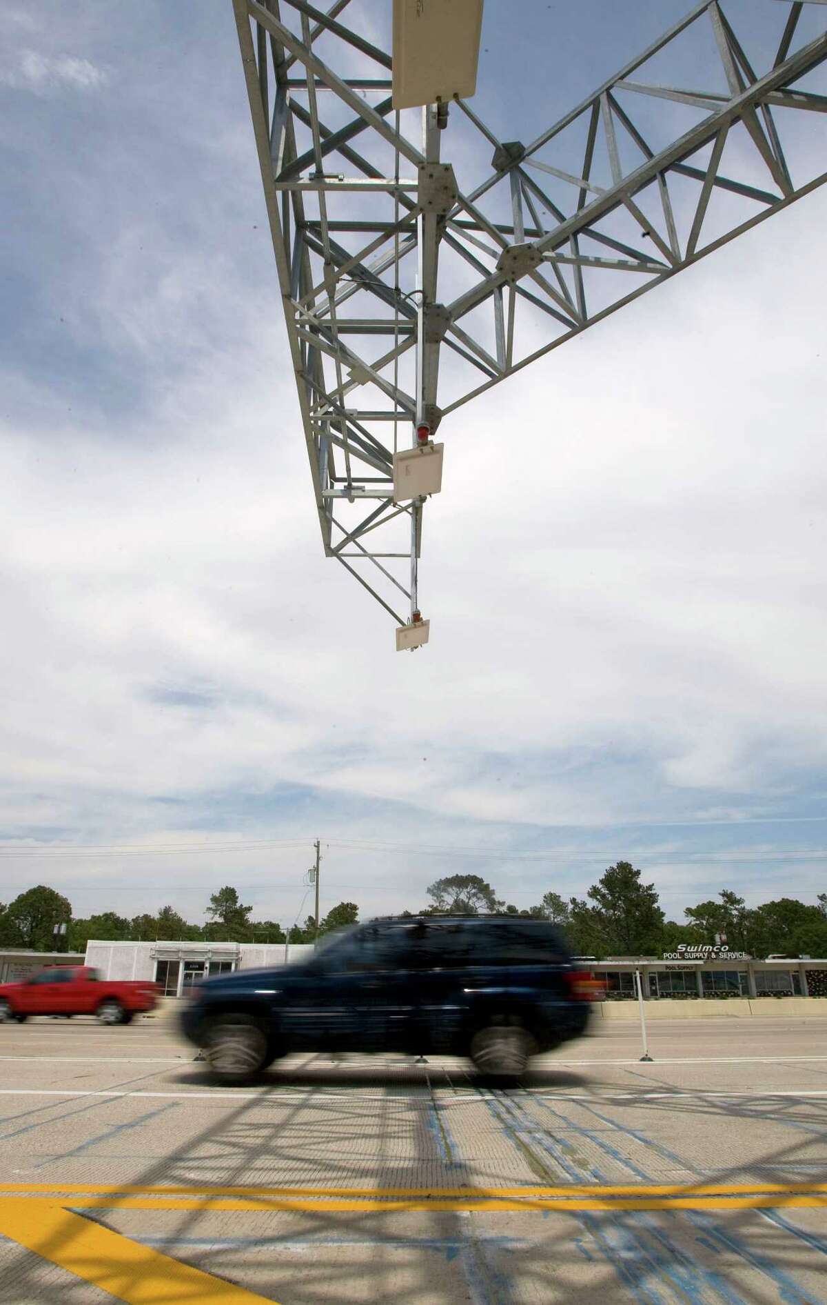 A vehicle passes through an electronic toll collection point along Interstate 10 on April 15, 2009. ( James Nielsen / Chronicle )