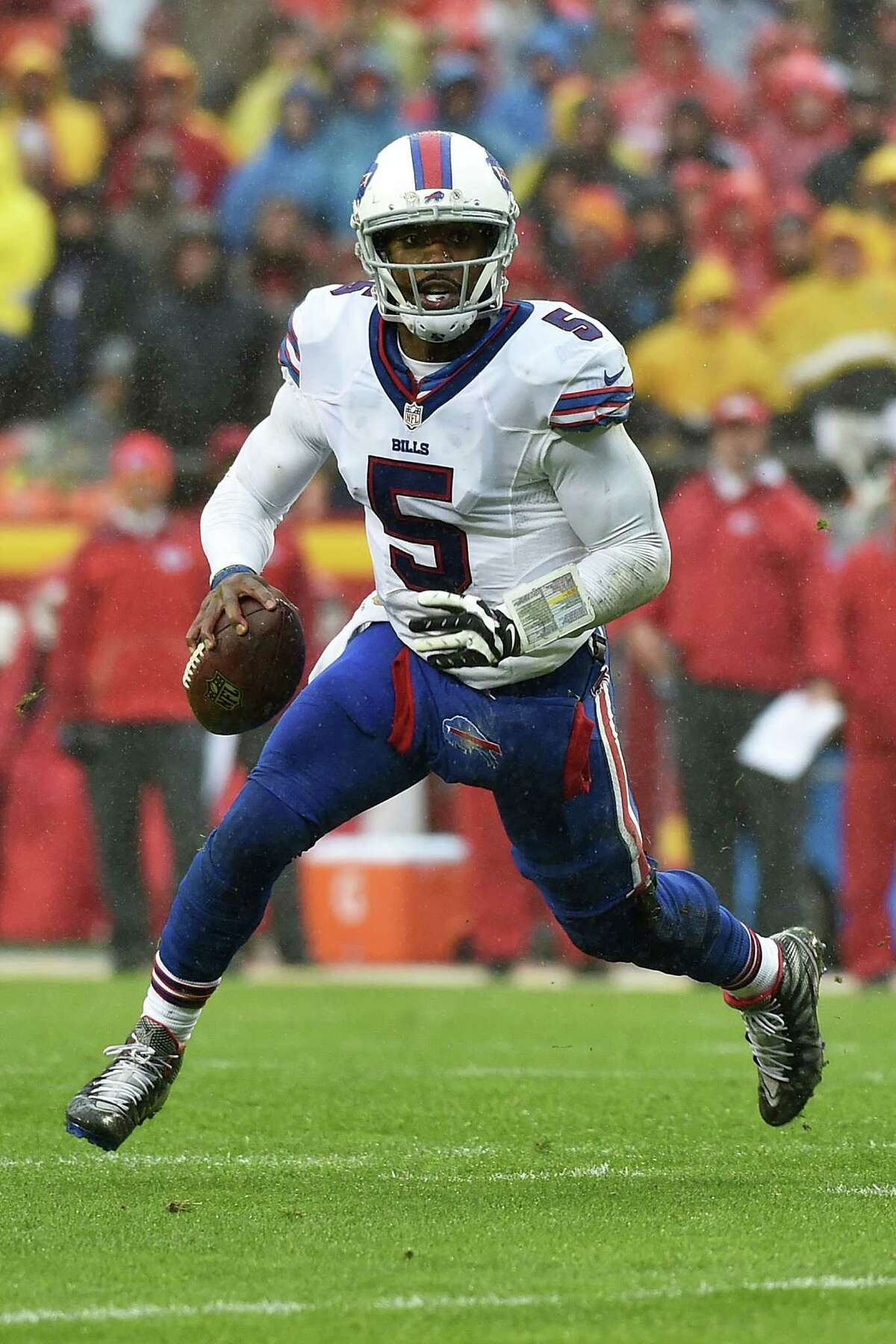 KANSAS CITY, MO - NOVEMBER 29: Tyrod Taylor #5 of the Buffalo Bills rolls out to pass at Arrowhead Stadium during the second quarter of the game against the Kansas City Chiefs on November 29, 2015 in Kansas City, Missouri. (Photo by Peter Aiken/Getty Images)