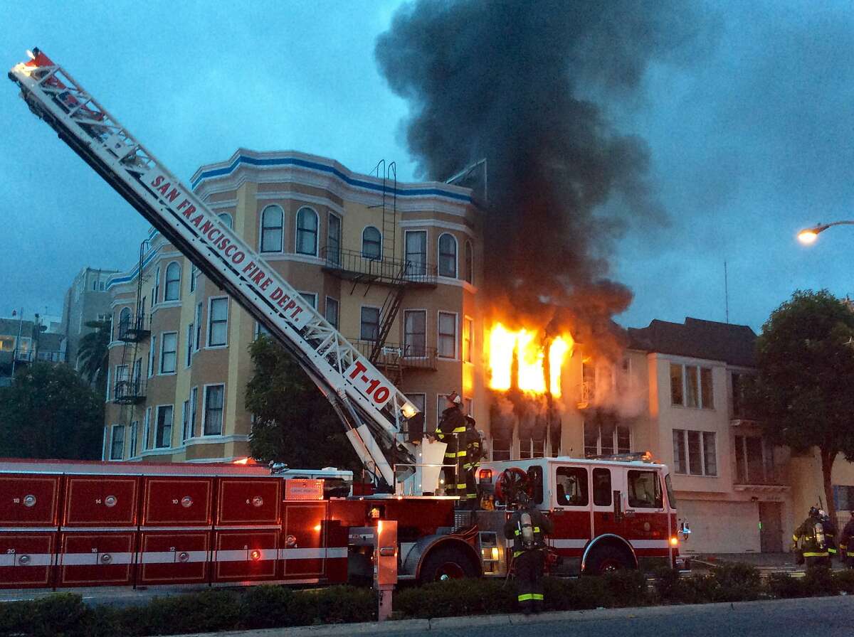 3 injured in apartment building fire in S.F.'s Marina district