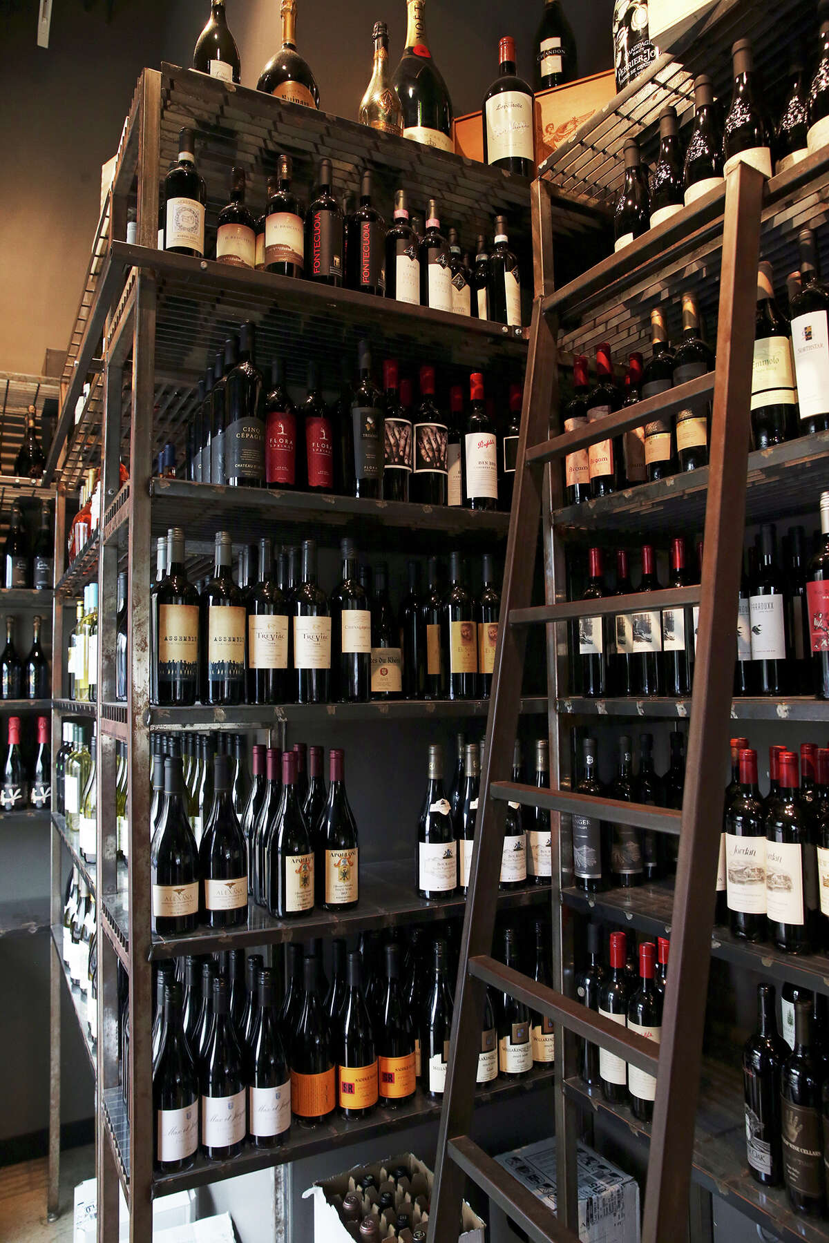 Restaurant review At Max’s Wine Dive, fun, casual dining still brings