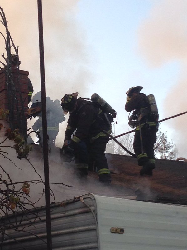 Firefighters Contain 2-alarm Blaze In East Oakland