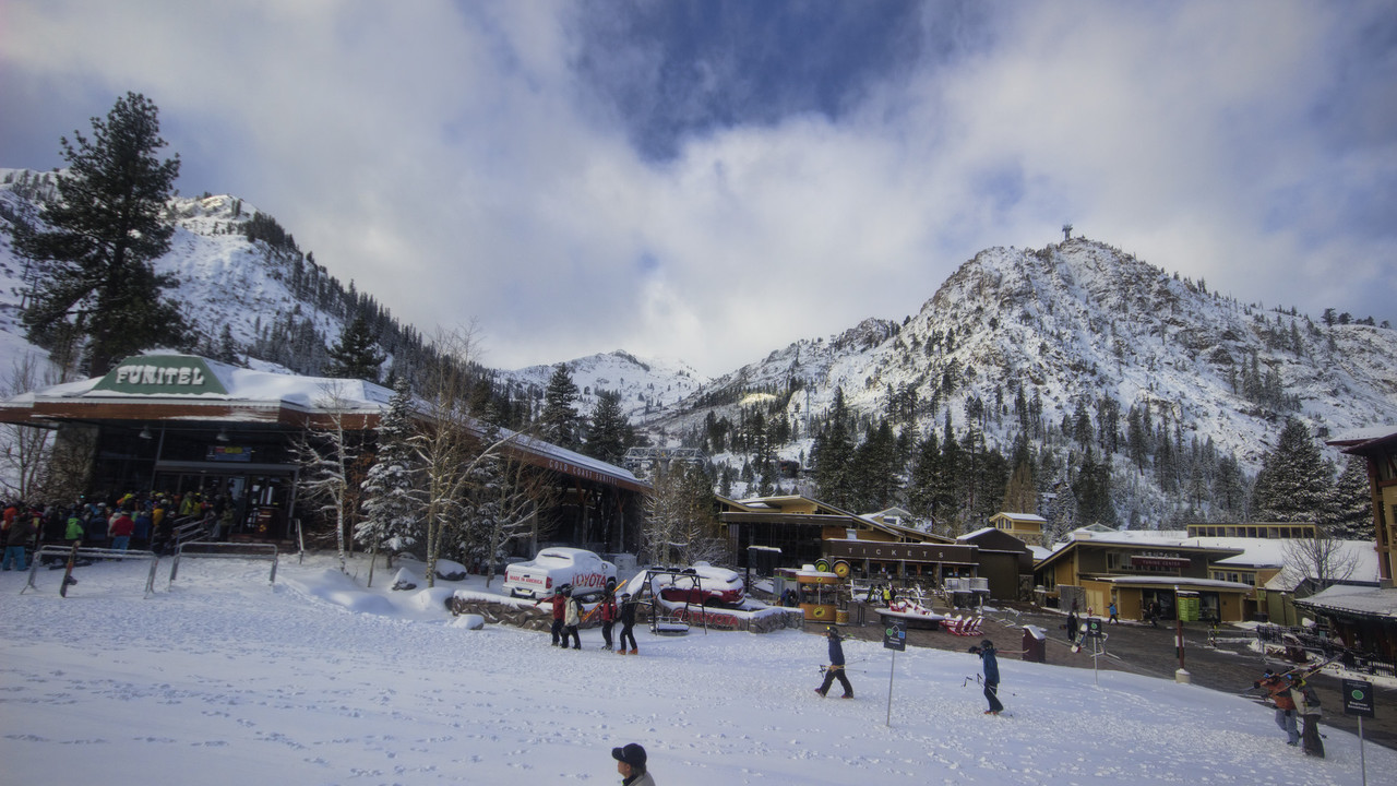 Sierra ski resorts poised for big weekend as snow piles up