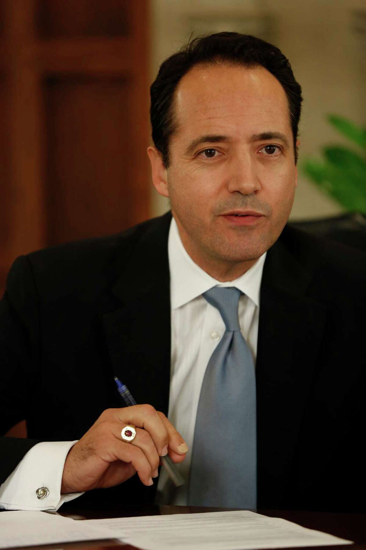 José Men- éndez represents state Senate District 26.