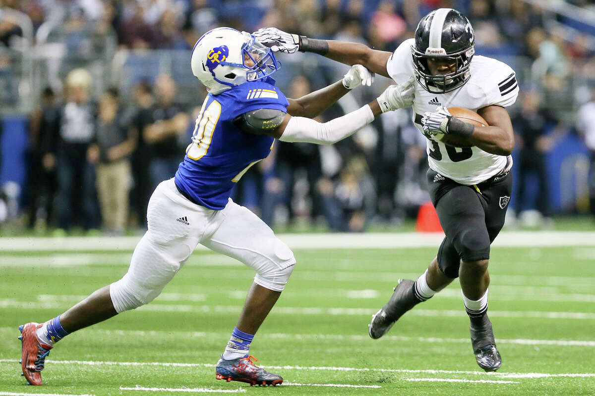 Steele’s Travell Lumpkin (right) runs past Clemens’ Anthony Graham on his way to a 39-yard touchdown during the second half of their Class 6A Division II state quarterfinal playoff game at the Alamodome on Dec. 5, 2015.