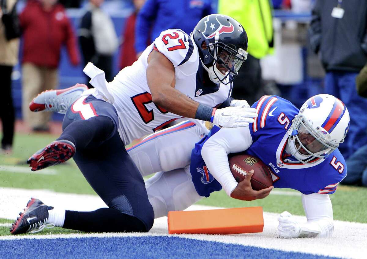 Buffalo Bills quarterback Tyrod Taylor, right, dives in for a touchdown as Houston Texans strong safety Quintin Demps defends during the first half of an NFL football game, Sunday, Dec. 6, 2015, in Orchard Park, N.Y. (AP Photo/Gary Wiepert) ORG XMIT: NYJC110