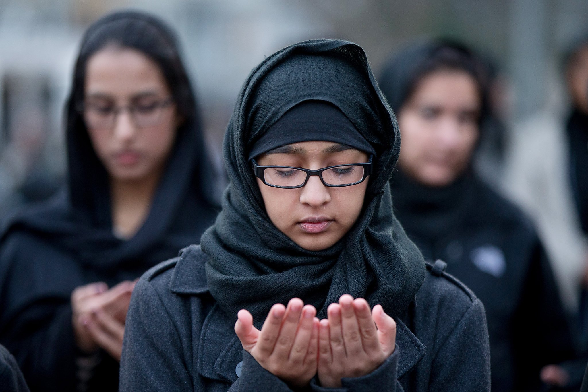 Мусульмане по другому. Мусульманские женщины. Мусульмане девушки. Женщина в Исламе. Мусульманка молится.