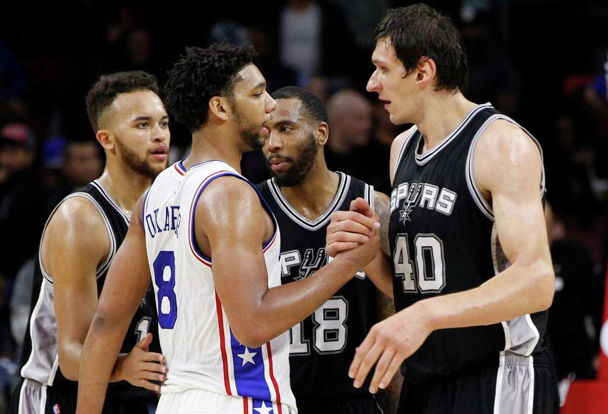 Spurs’ Boban Marjanovic, right, shakes hands with 76ers’ Jahlil Okafor following the game on Dec. 7, 2015, in Philadelphia.