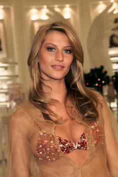 DUDA on X: gisele bündchen wearing THE victoria's secret fantasy bra worth  $12,500,000 in 2005 ❦  / X
