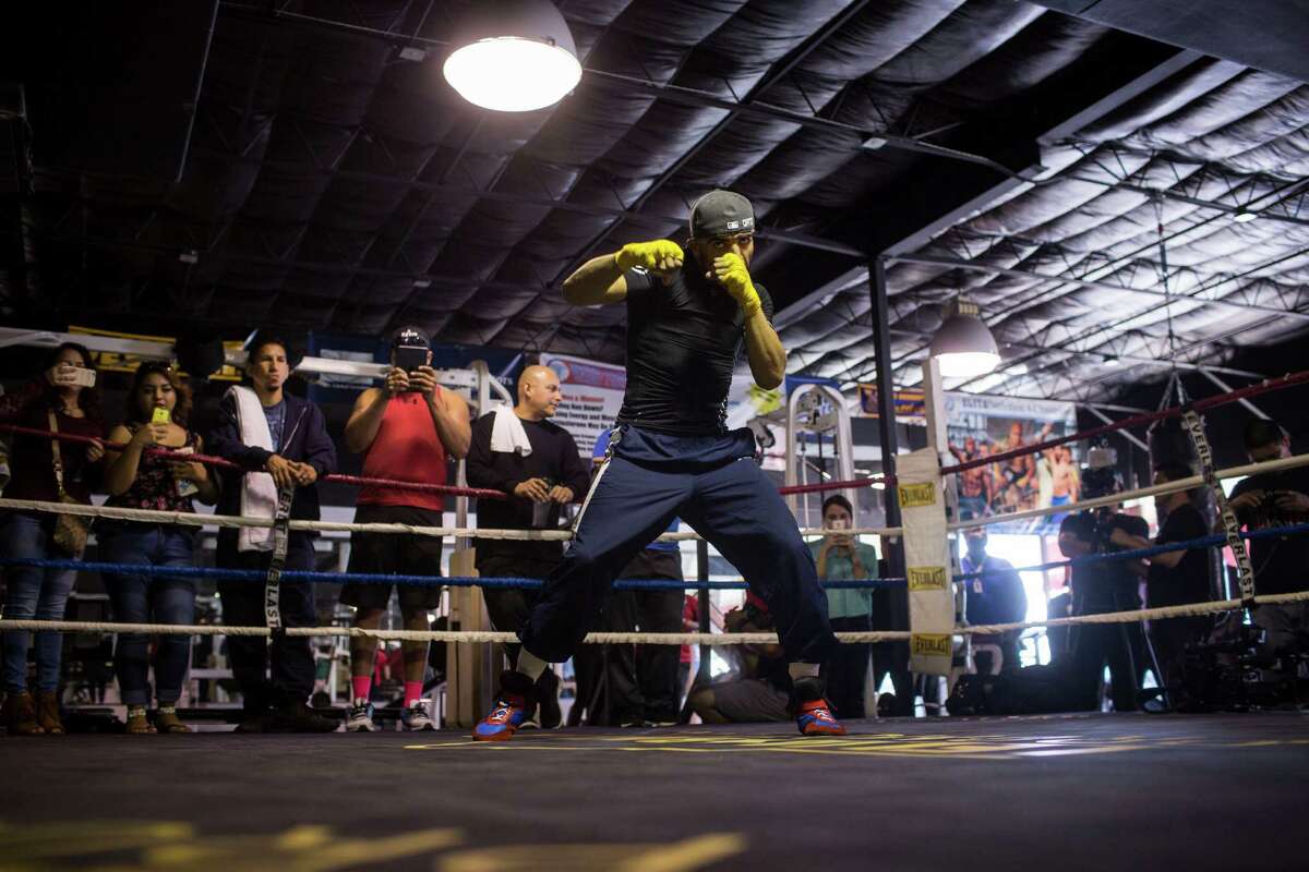 Victor Ortiz works out for the media at the ChampionFit Gym in San Antonio, Texas on December 9, 2015.