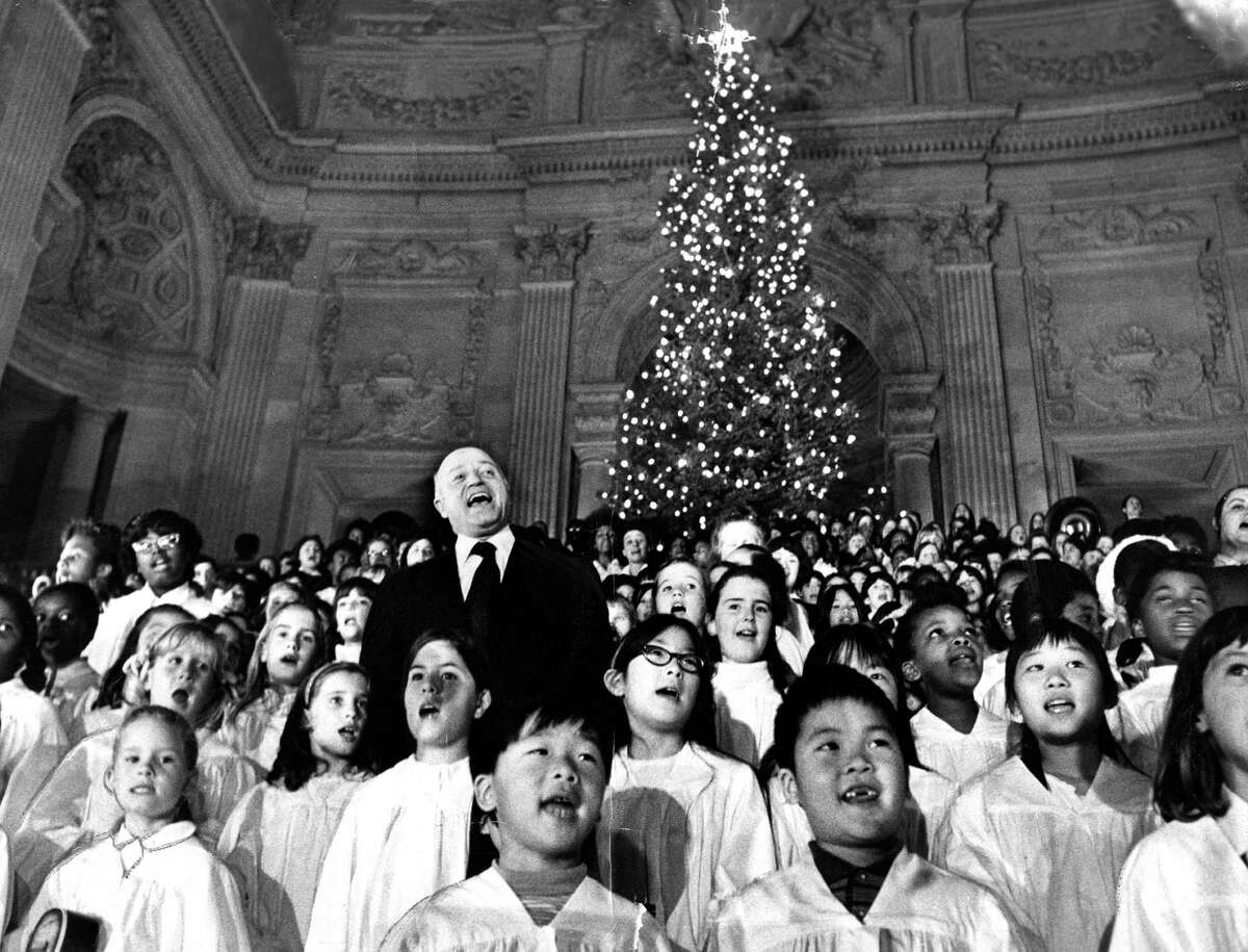 1970年，市长乔·阿利奥托在市政厅与Rec-Parks儿童合唱团合唱“我们祝你圣诞快乐”。