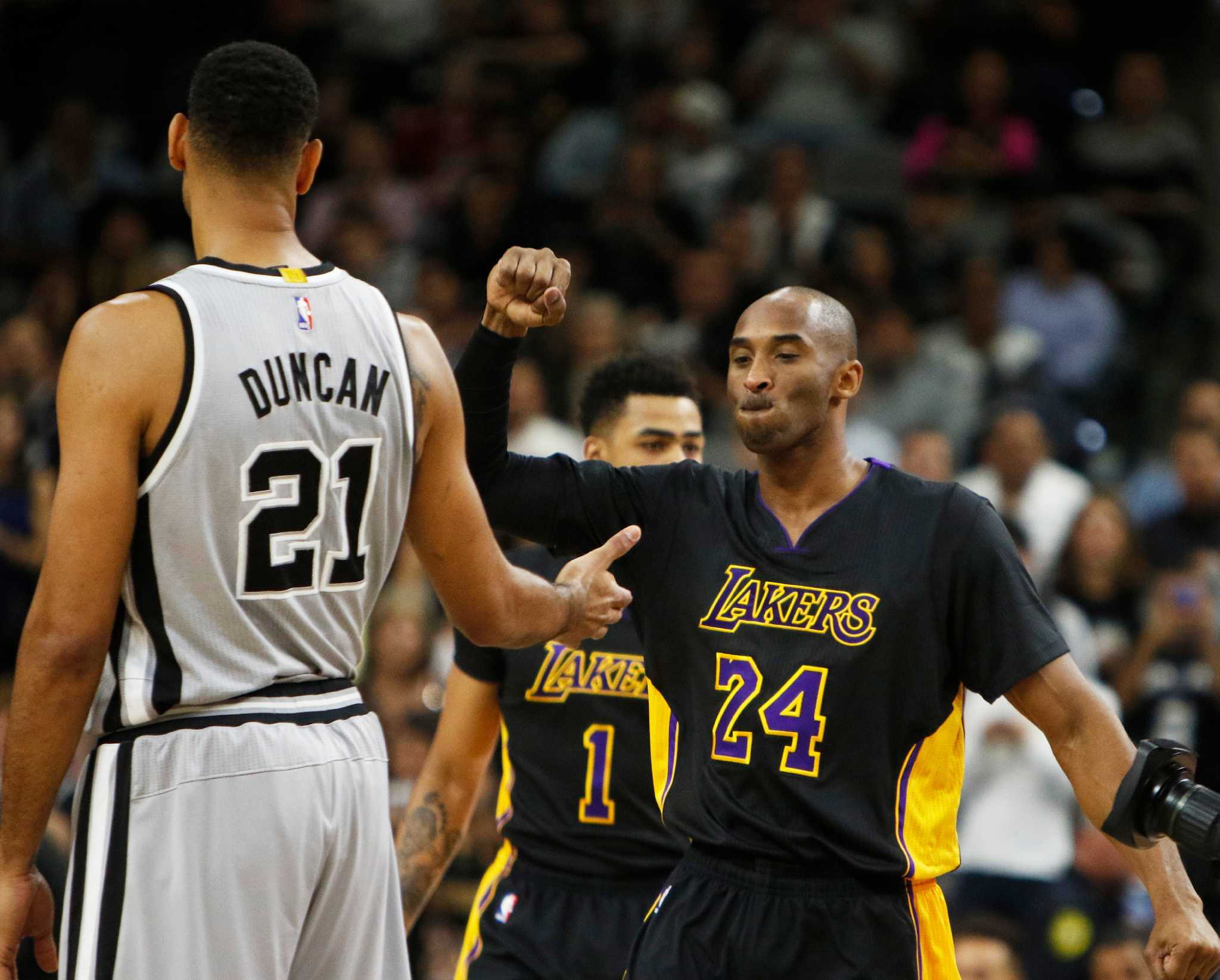 Danny Green hits 3 over Kobe Bryant as Spurs top Lakers