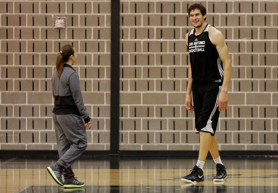 Spurs Boban Marjanovic And Becky Hammon Go One One One Despite A