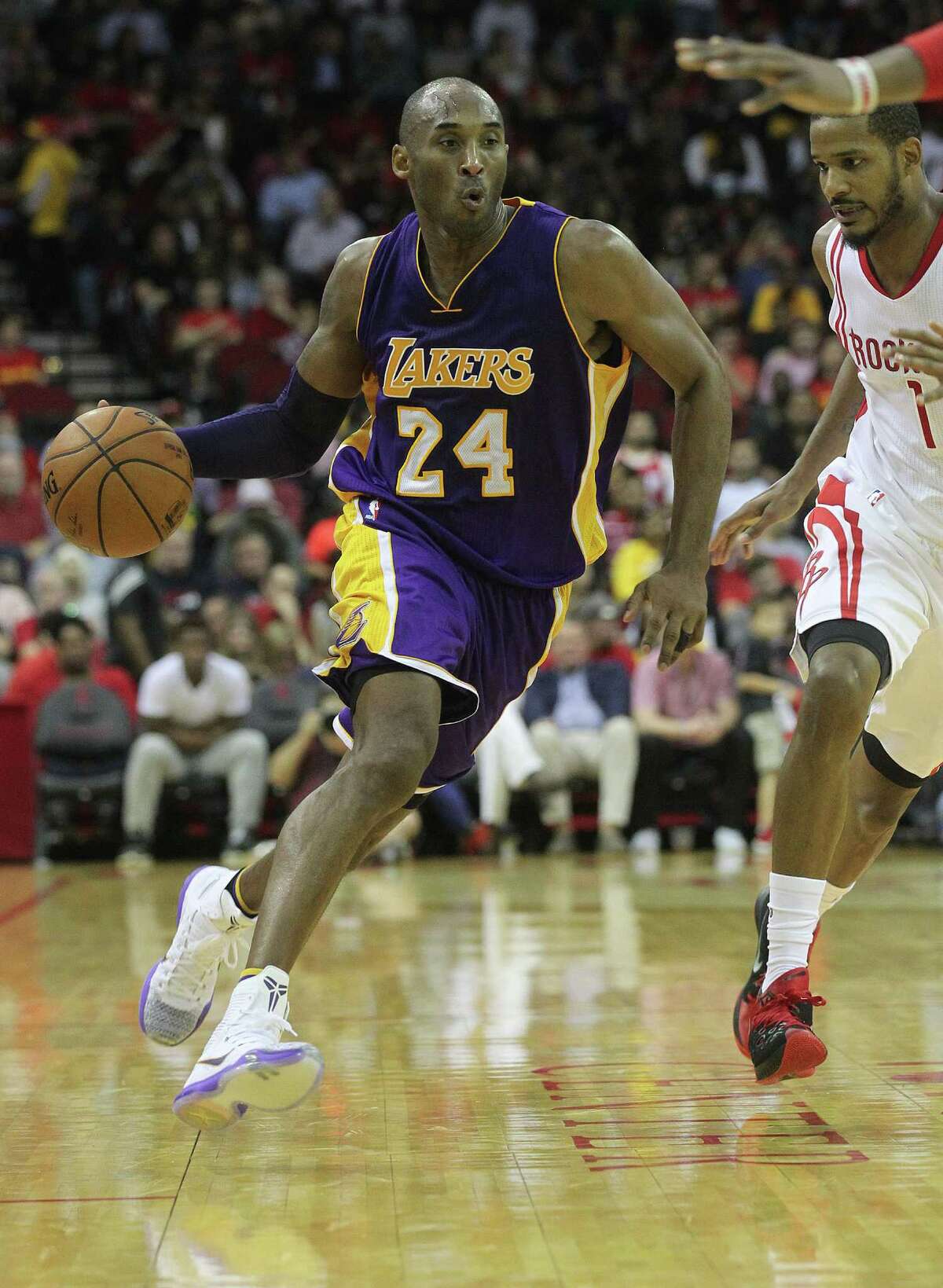 Kobe Bryant ﻿scored 25 points with seven rebounds and six assists in the Lakers' 126-97 loss to the Rockets.