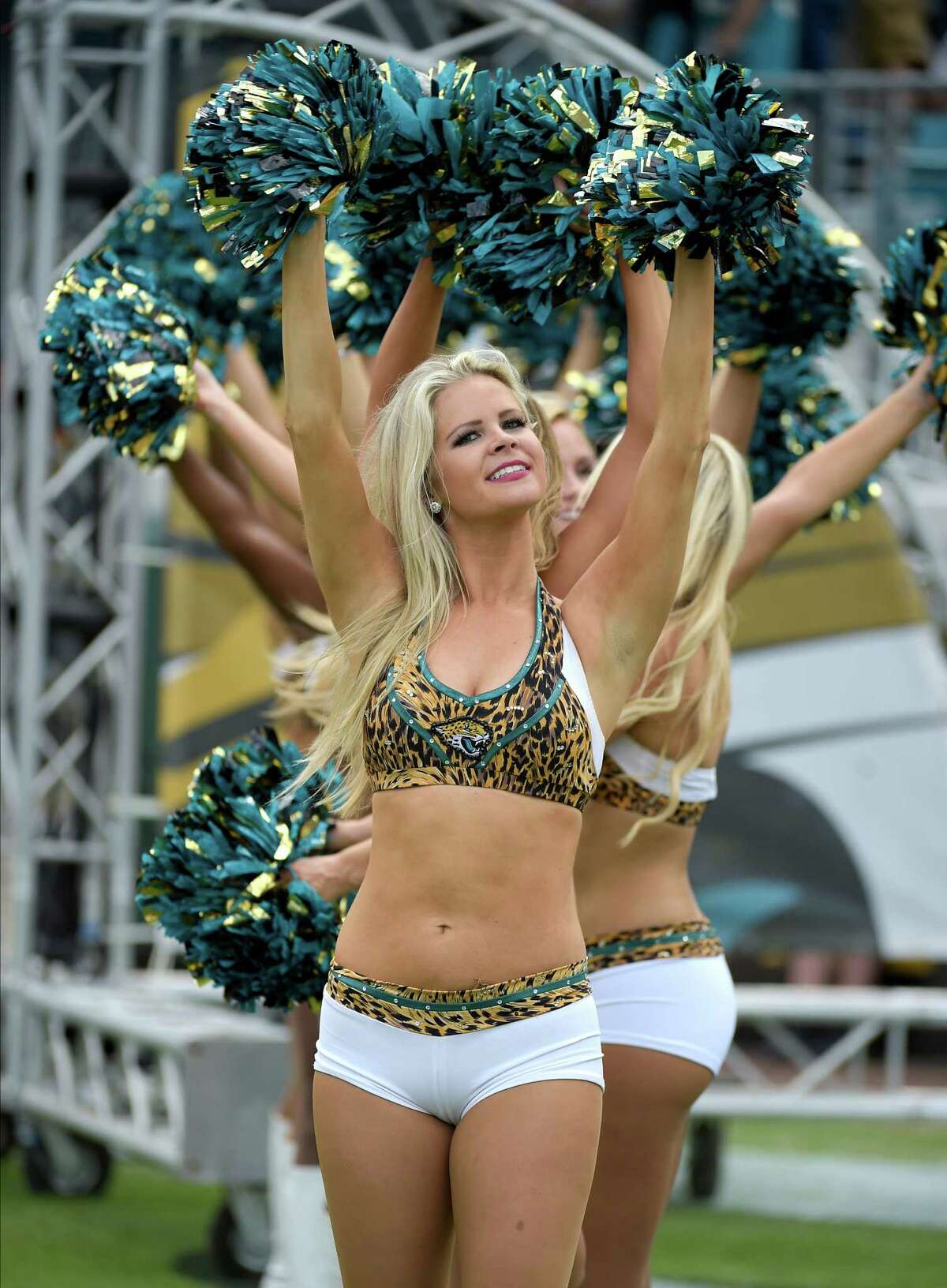 2015 NFL cheerleaders: Week 14