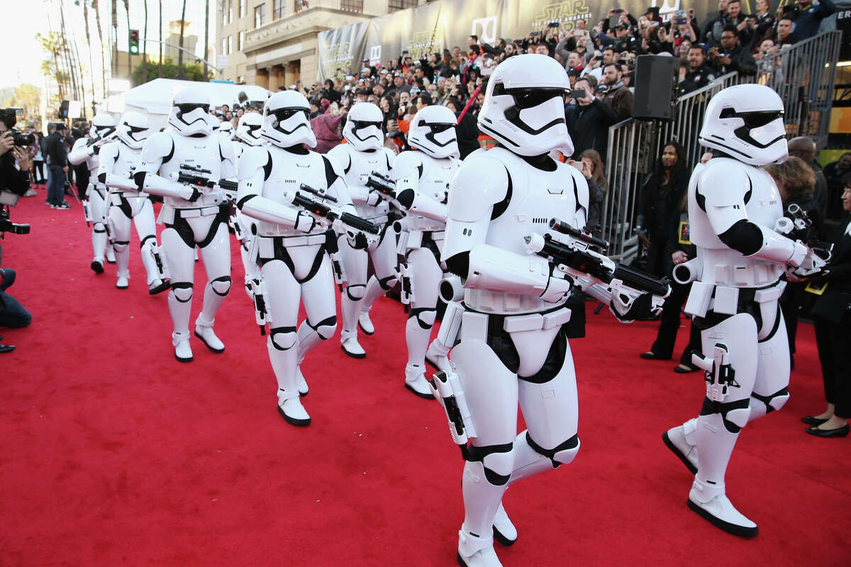 'Star Wars: The Force Awakens' wows fans, celebrities