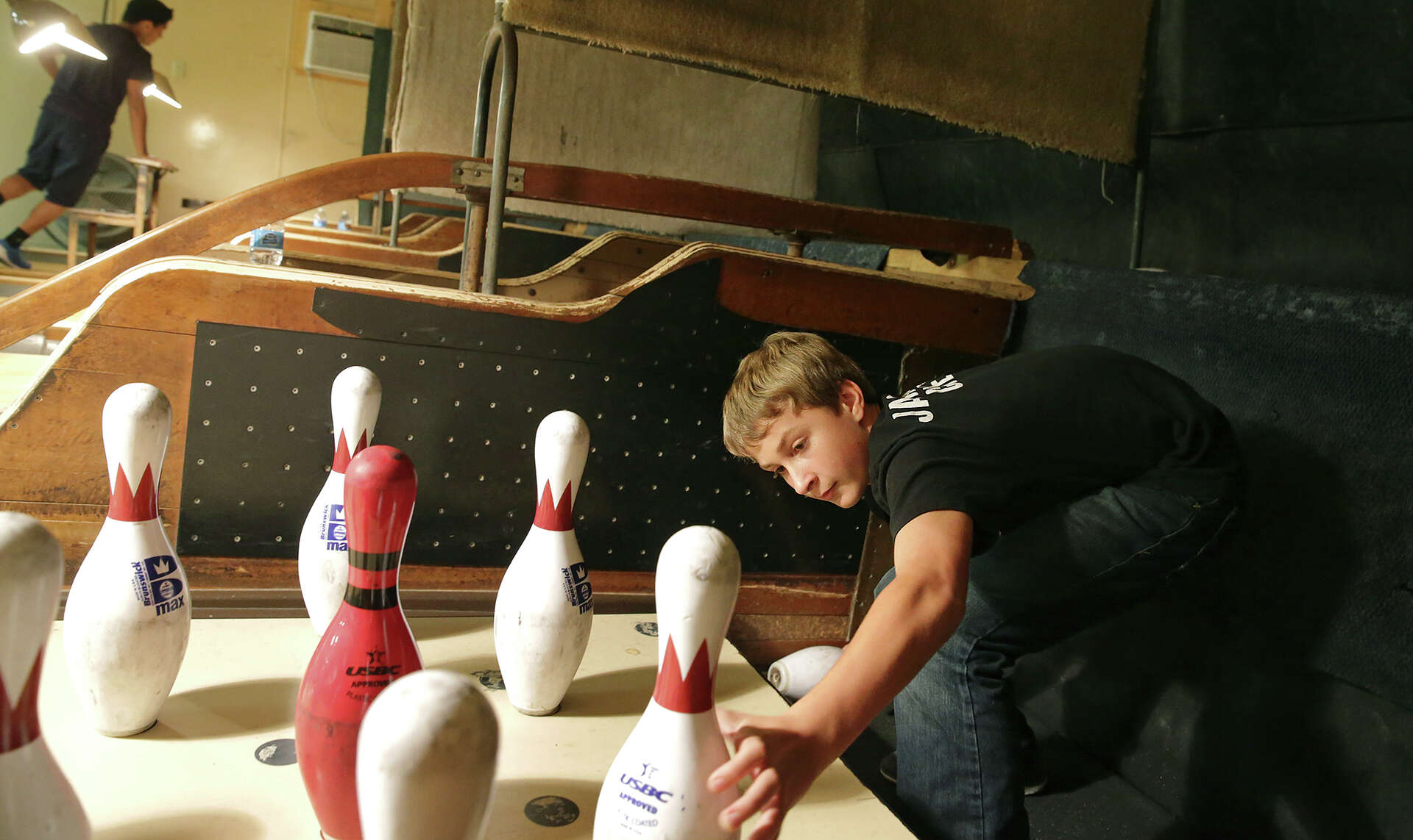 Nine-pin bowling near San Antonio keeps near-extinct sport alive