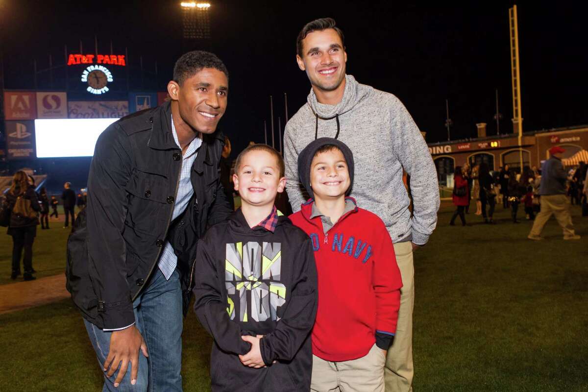 49ers Shop with Youth at Visa Holiday Event