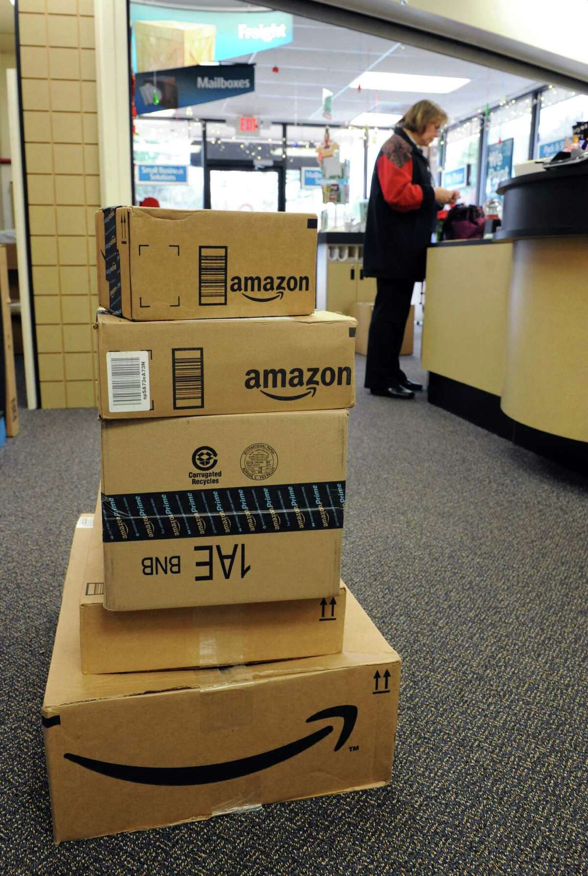 UPS, FedEx lag behind USPS in on-time holiday deliveries